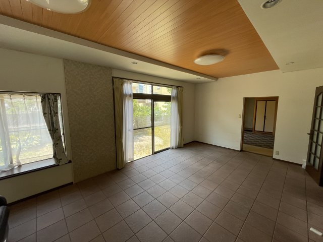 福山市西新涯町一丁目　戸建の居間・リビング|タイル貼りのリビングダイニング