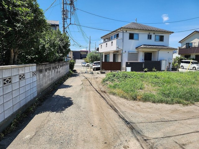 高崎市上中居町売土地の前面道路含む現地写真