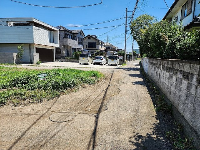 高崎市上中居町売土地の前面道路含む現地写真