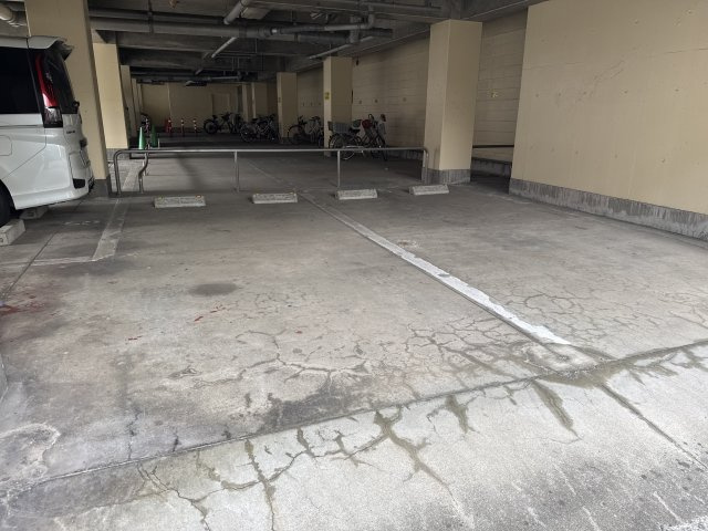ペシュ七番館の駐車場