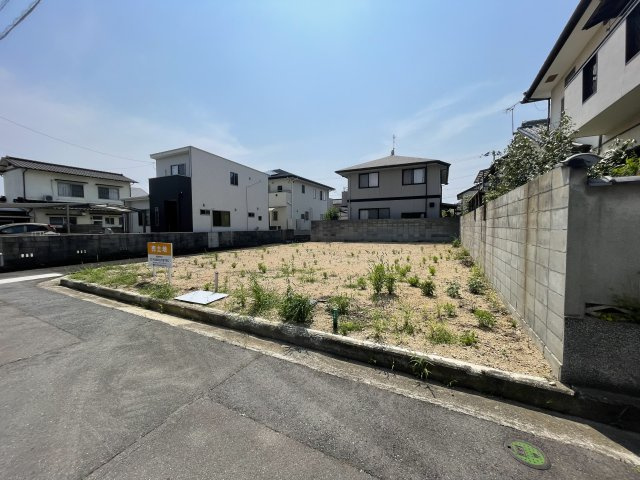 成合町　土地の前面道路含む現地写真