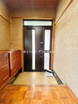 【玄関】 | 富士市大淵 中古戸建て | 収納もある玄関です