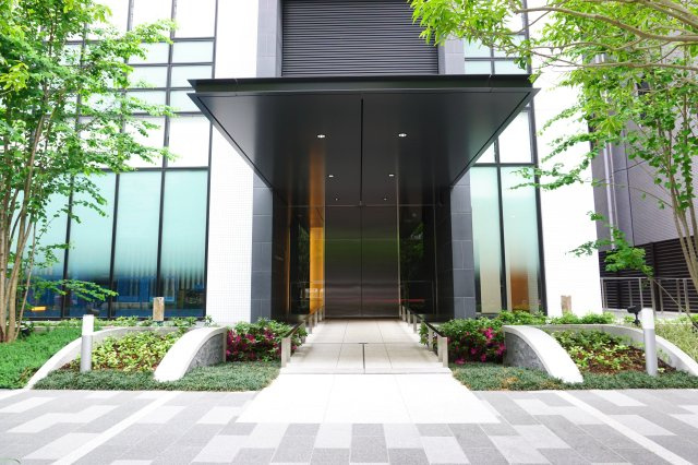 ローレルタワー心斎橋のエントランス