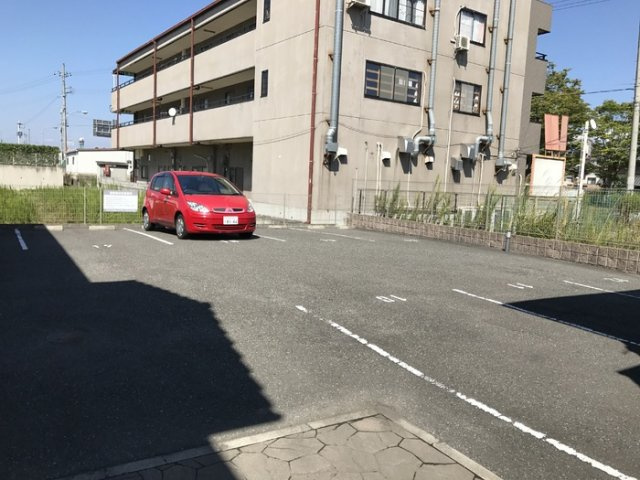 リバーラックA棟の駐車場