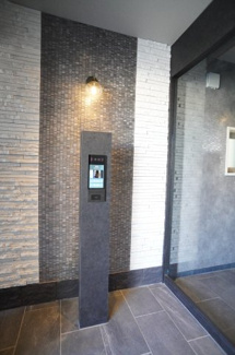 【エントランス】 | 顔認証式オートロック。