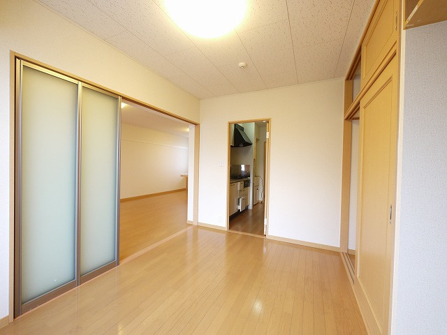 レオパレス城ノ内Ⅱの内装|落ち着いた色調の洋室です