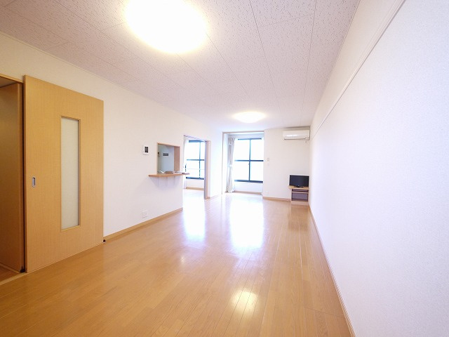 レオパレス城ノ内Ⅱの洋室|こちらの居間で趣味の時間をお楽しみください