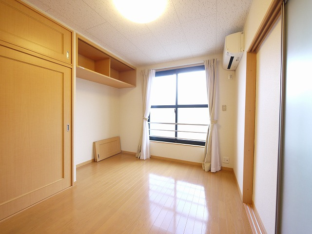 レオパレス城ノ内Ⅱの寝室|開放的な寝室です