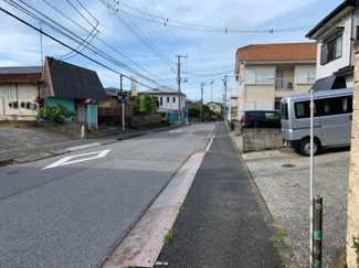 【前面道路含む現地写真】 | 袖ケ浦市長浦駅前　中古戸建　長浦駅 | 前面道路は約9ｍ公道となっており、見通しが良く小さなお子様の通園・通学も安心です♪
歩道もきちんと整備され暮らしやすい住環境です。
商業施設も近隣に揃っていて毎日のお買い物も安心です。
日当たり良好♪