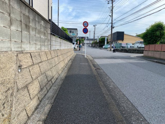 【前面道路含む現地写真】 | 袖ケ浦市長浦駅前　中古戸建　長浦駅 | 交通量が少ない住宅街なので、お子様も安心して通学出来ます。
全面は広々9m道路で、お子様と手を繋いでお散歩も余裕の広さ。
お車の運転が苦手な方でも余裕をもって駐車することが可能です。
歩道もあります。