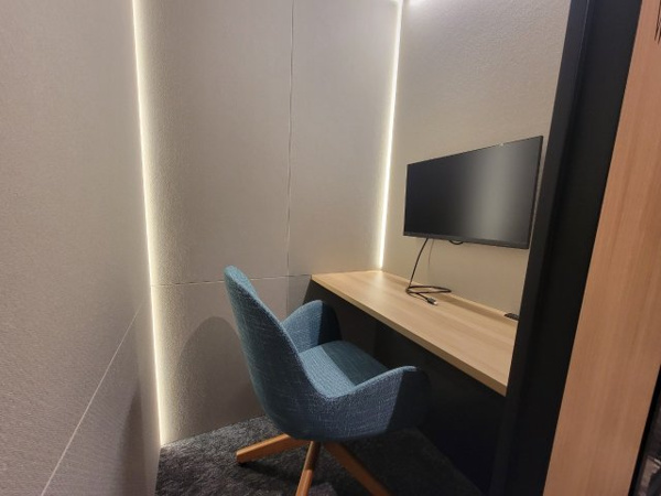 【その他共用部分】 | 【ワーキングスタジオ】ホワイトの壁に、モニターも完備。内側からの音も漏れにくい設計です！