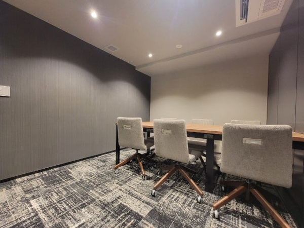 【その他共用部分】 | 【ワーキングスタジオ】6人分のチェアと大テーブルを配した、快適でおしゃれなミーティングルーム！