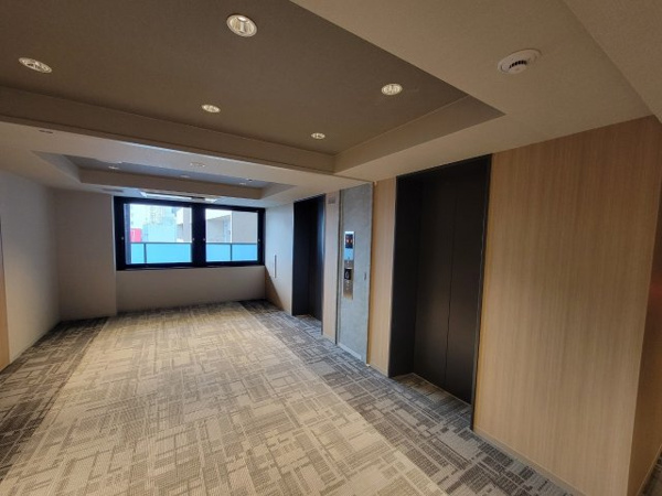 【その他共用部分】 | 【居住フロア エレベーターホール】広々としたエレベータホール。上品なカーペット敷です！