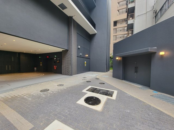 【駐車場】 | 【敷地内駐車場】きちんと整備されたきれいな駐車場です！十分な広さがあり、車の出し入れもスムーズ！