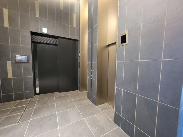 【エントランス】 | 【オーナーズエントランス】エレベーターが2期ございます！グレード感漂う、タイル張りの空間！