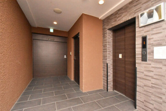 【エントランス】 | Grandi Utsubo Park | 清潔なエントランスです