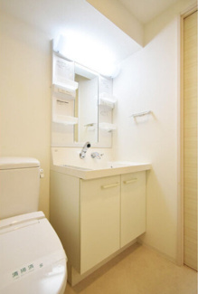 【独立洗面台】 | Grandi Utsubo Park | 明るい洗面所です