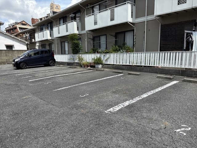 ハイツ梅ヶ枝の駐車場