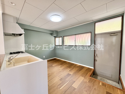 【キッチン】 | 藤枝市藤岡4丁目 中古戸建て | キッチンに勝手口があります