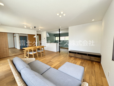 【居間・リビング】 | 藤枝市藤岡4丁目 中古戸建て | リビングダイニングです