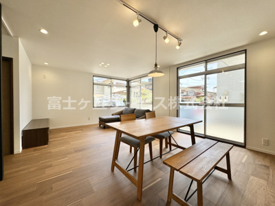 【居間・リビング】 | 藤枝市藤岡4丁目 中古戸建て | リビングです