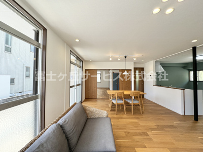 【居間・リビング】 | 藤枝市藤岡4丁目 中古戸建て | リビングから扉ひとつで和洋室につながっています