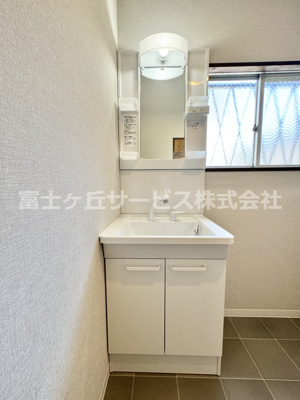 【独立洗面台】 | 藤枝市藤岡4丁目 中古戸建て | 朝の身支度に便利な独立洗面化粧台です