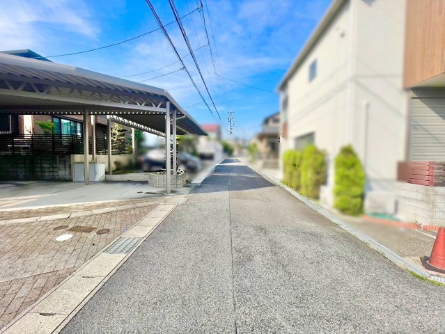 愛知郡東郷町和合ケ丘二丁目戸建の前面道路含む現地写真