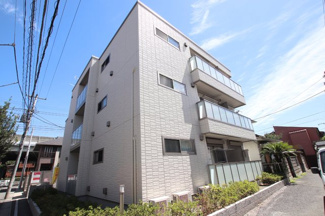 ２０１７年築鉄骨３階建てマンションです