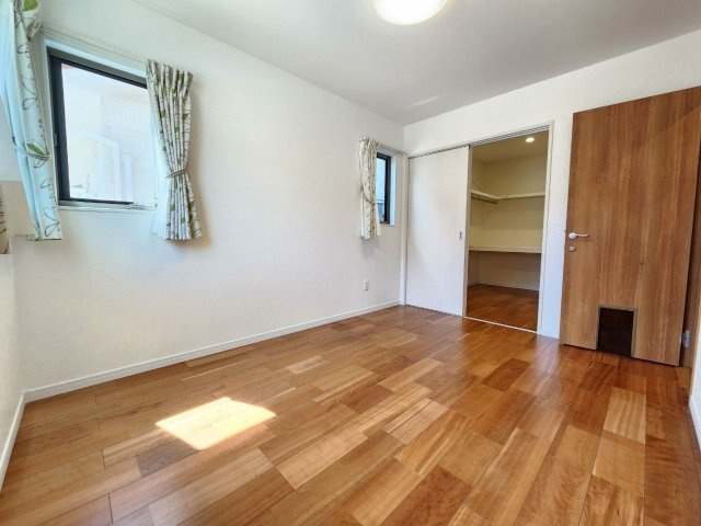 【洋室】 | 宗像市田熊２丁目　戸建て | 1階の洋室は明るく採光がとれ、大容量のウォークインクローゼットがあります。実際にお住まいされる多くのご家庭に喜ばれる設計です♪