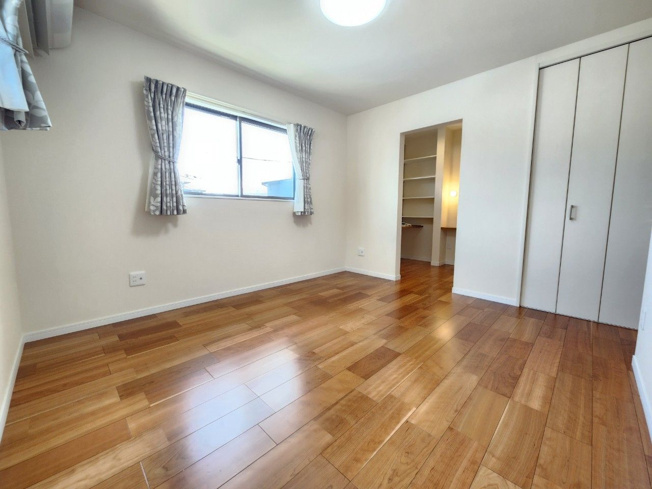 【洋室】 | 宗像市田熊２丁目　戸建て | 7.3帖の洋室。大容量のウォークインクローゼット付きで、寝室にもピッタリです。部屋の奥には更にプライベートスペースが設けられています