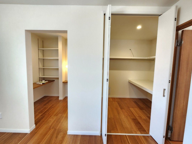 【内装】 | 宗像市田熊２丁目　戸建て | 左てのスペースはちょうど良い高さの棚が取り付けてあるので、ワーキングスペースにも使えそうです。棚があるのでドレッサールームや家事スペースとしても◎