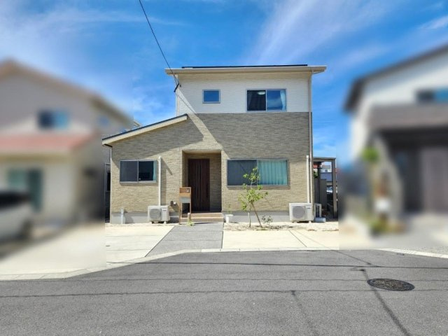 【駐車場】 | 宗像市田熊２丁目　戸建て | 玄関前に駐車スペースが設けられています。前面道路は広々としているのでバックでの駐車も楽にできます