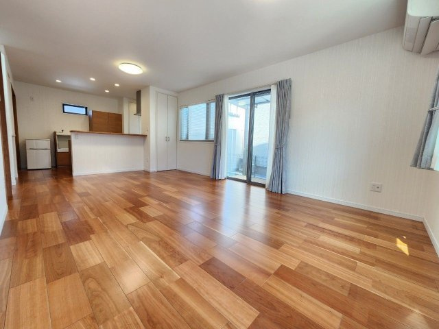 【居間・リビング】 | 宗像市田熊２丁目　戸建て | 2022年8月に完成したばかりの太陽光発電システム付きオール電化物件のご紹介です！ 建売だと物足りない、注文住宅だと手が届かないという方におすすめ♪ 住みやすさを追求したデザインです