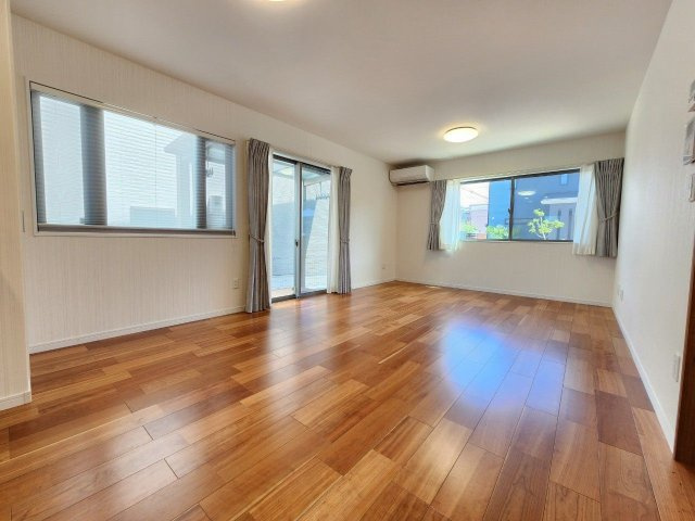 【居間・リビング】 | 宗像市田熊２丁目　戸建て | 窓が多く明るいリビング♪ リビングからはお庭のウッドデッキに出られます。広々としたLDKは家族みんなの快適空間です