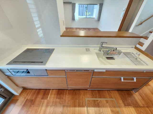 【キッチン】 | 宗像市田熊２丁目　戸建て | お料理をしながらでもご家族との会話を楽しめる対面キッチンです。オール電化住宅なので、火を使わず安心安全♪ お財布に優しいIHクッキングヒーターはお掃除も楽ちんです