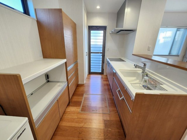 【キッチン】 | 宗像市田熊２丁目　戸建て | キッチン裏にはカップボードやパントリーがついています。収納が多数できますので便利です！大きな冷蔵庫を置いてもゆとりのある広さ