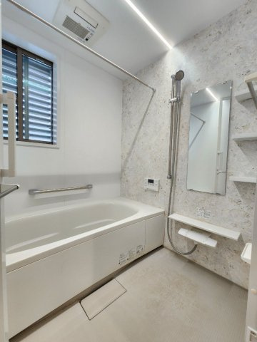 【浴室】 | 宗像市田熊２丁目　戸建て | 戸建てならではのゆったりしたバスルーム。大きな窓と、さらに浴室乾燥機もついているのでカビしらずで清潔な状態をキープ