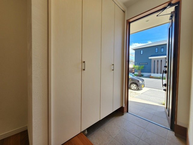 【玄関】 | 宗像市田熊２丁目　戸建て | 玄関収納は家族分の靴が収まる十分な収納力♪