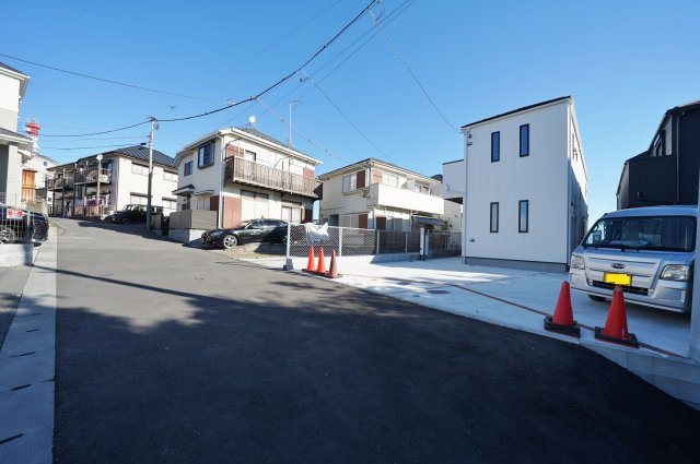 【横浜市保土ケ谷区仏向西8-43全2棟新築戸建て】★仲介手数料無料★の前面道路含む現地写真