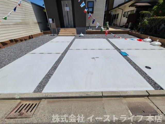 【新築戸建】【長期優良住宅】錦町江栗馬場第1※子育て支援対象※の駐車場|同社施工写真　舗装されたカースペースです。3台駐車可能です（車種による）
