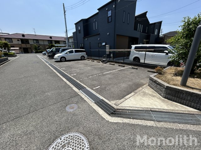 ハーベスト藤原B棟の駐車場