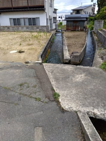 米沢市東２丁目　売地の周辺|東側に水路があり雪捨てに重宝します！