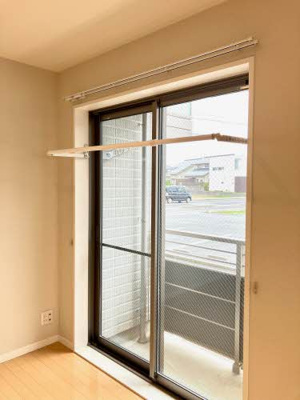 【居間・リビング】 | シャーメゾン白枝Ⅱ | ベランダの出入り口に室内物干しが付いています。