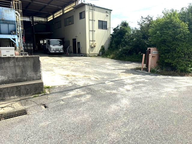 河合町2丁目貸事務所の駐車場