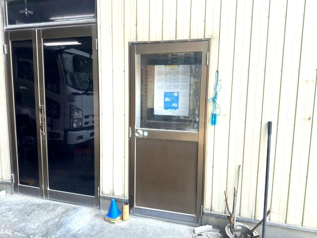 河合町2丁目貸事務所の玄関