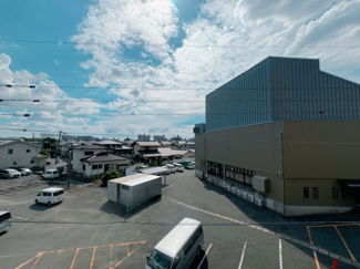 【展望】 | お隣り同士の距離が充分にあるので、雨の日でもお部屋が暗くなりづらいです。