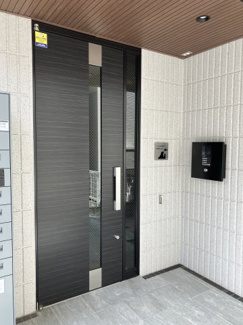 【エントランス】 | オートロック付きでセキュリティ面も安心♪