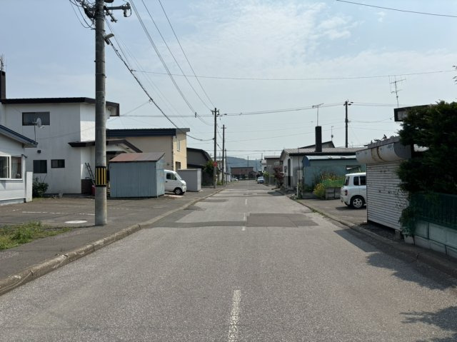 北見市常盤町２丁目２番１１　売地の前面道路含む現地写真