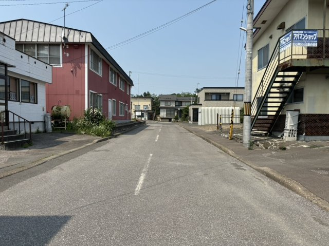 北見市常盤町２丁目２番１１　売地の前面道路含む現地写真